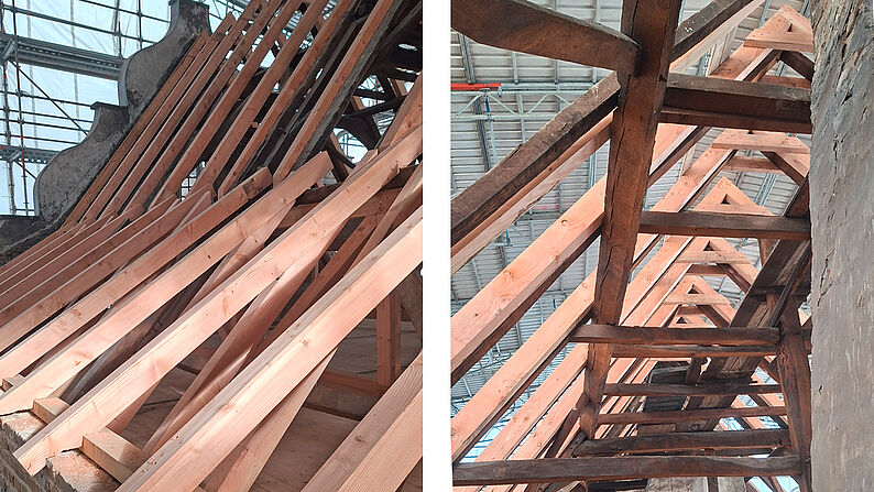 Holzfachwerk mit neuen schrägen und waagerechten Balken in einem Dachstuhl unter einem transparenten Schutzdach