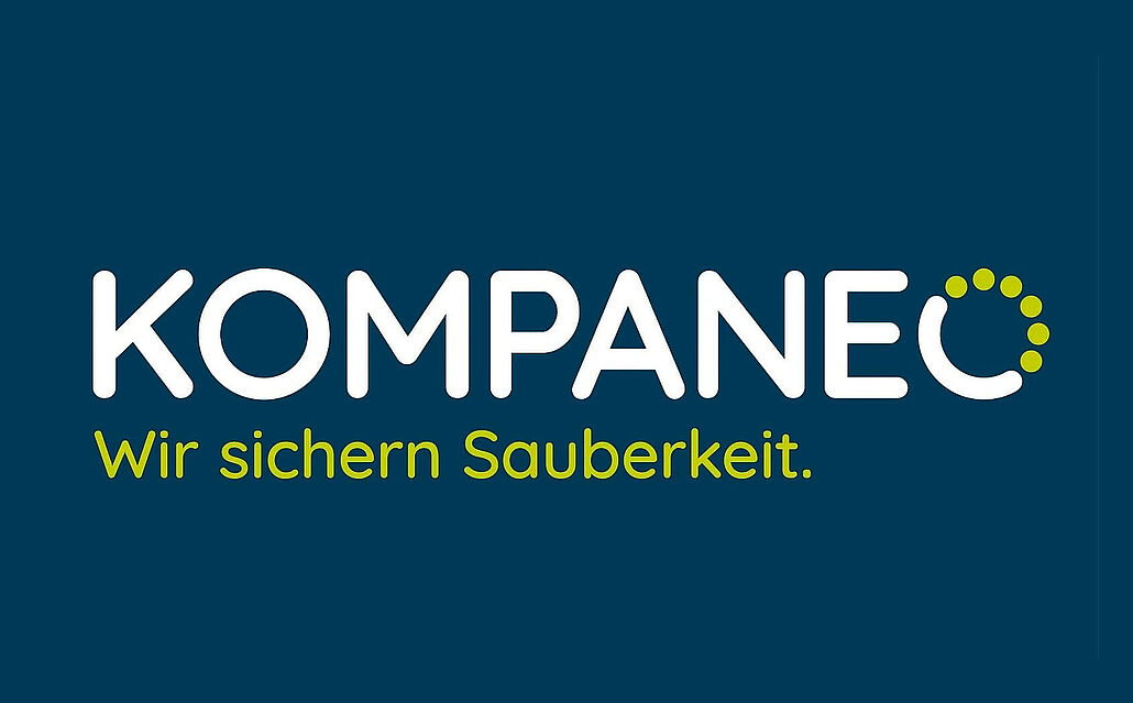 Logo mit dem Schriftzug 'KOMPANEO' in Weiß und einem grünen Punktkreis am Buchstaben 'O', darunter der grüne Text 'Wir sichern Sauberkeit.' auf dunkelblauem Hintergrund.