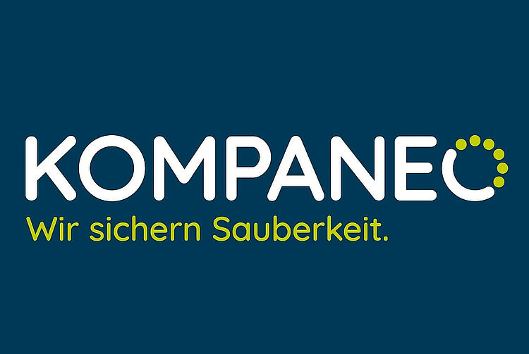 Logo mit dem Schriftzug 'KOMPANEO' in Weiß und einem grünen Punktkreis am Buchstaben 'O', darunter der grüne Text 'Wir sichern Sauberkeit.' auf dunkelblauem Hintergrund.