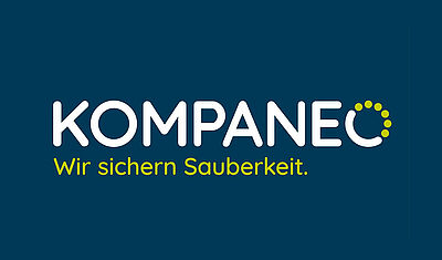 Logo mit dem Schriftzug 'KOMPANEO' in Weiß und einem grünen Punktkreis am Buchstaben 'O', darunter der grüne Text 'Wir sichern Sauberkeit.' auf dunkelblauem Hintergrund.