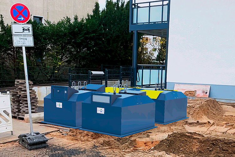 Drei illustrierte Müllcontainer mit gelben Deckeln stehen auf unbefestigtem Boden neben einem Gehweg und einem Halteverbotsschild.