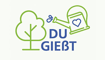 Grüne Baumkontur neben grüner Gießkanne mit blauem Herz und blauem Schriftzug 'DU GIEßT'