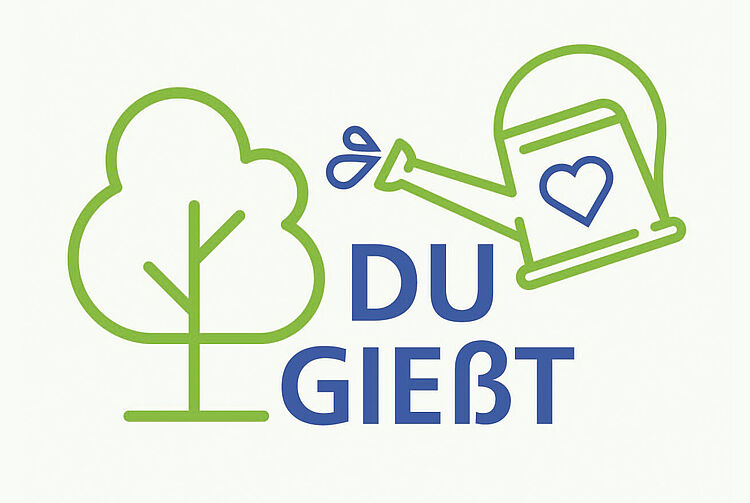 Grüne Baumkontur neben grüner Gießkanne mit blauem Herz und blauem Schriftzug 'DU GIEßT'